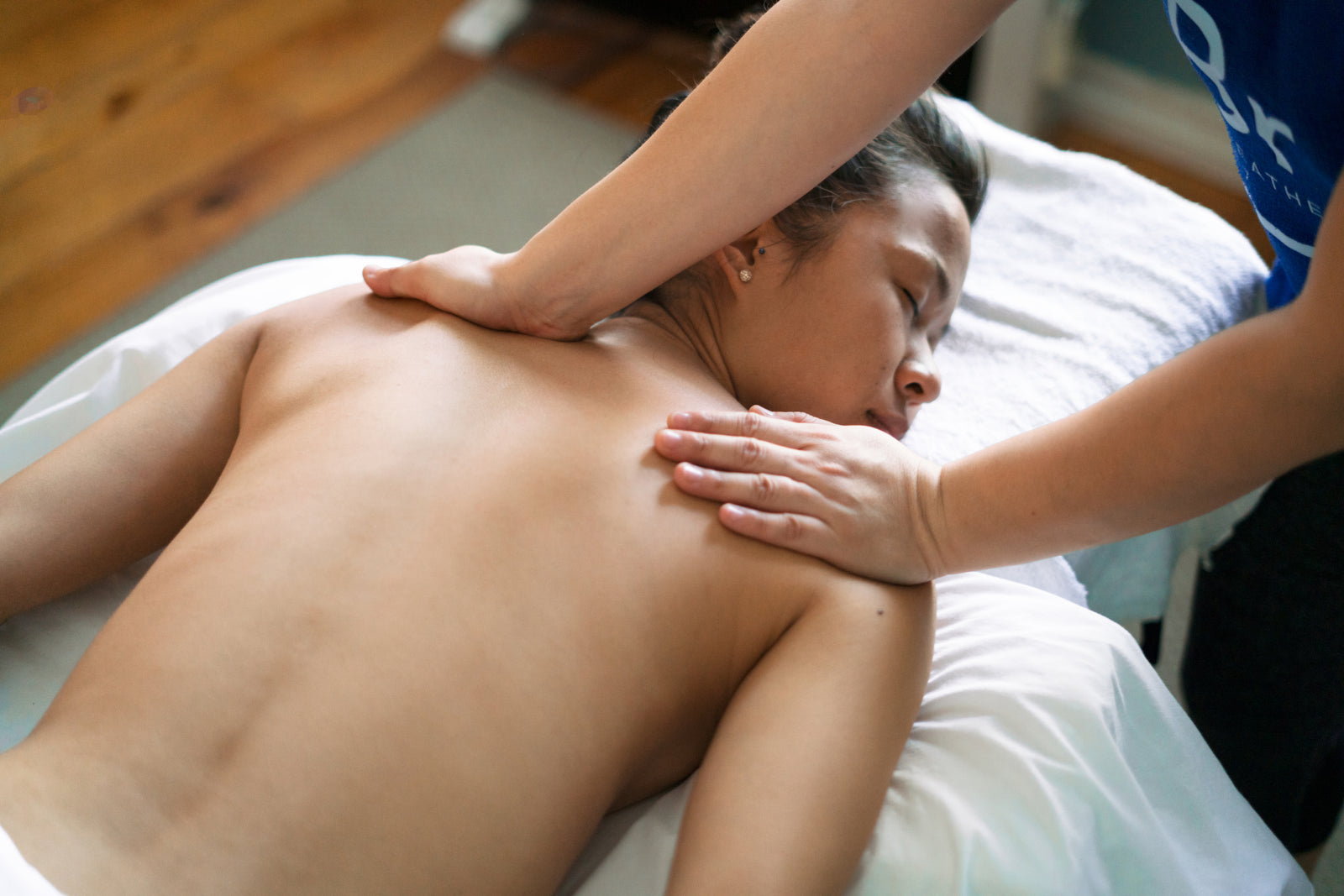 https://aidabicaj.com/cdn/shop/files/professional-back-massage-therapy_1600x.jpg?v=1685723569